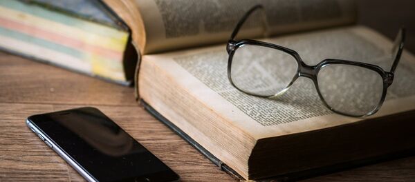 Очки, книга и смартфон, архивное фото - Sputnik Беларусь