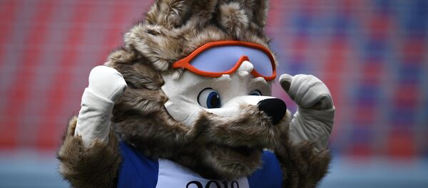 Афіцыйны талісман чэмпіянату свету па футболе ФІФА 2018 воўк Забівака Афіцыйны талісман чэмпіянату свету па футболе ФІФА 2018 воўк Забівака - Sputnik Беларусь