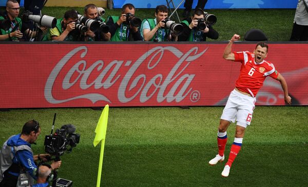 Автор второго гола Денис Черышев - Sputnik Беларусь