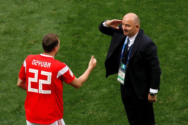 Тренер сборной РФ Станислав Черчесов отдает честь Артему Дзюбе - Sputnik Беларусь