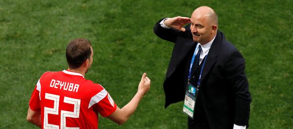 Тренер сборной РФ Станислав Черчесов отдает честь Артему Дзюбе Тренер сборной РФ Станислав Черчесов отдает честь Артему Дзюбе - Sputnik Беларусь