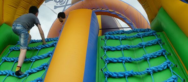 Дети играют на надувной горке, архивное фото - Sputnik Беларусь