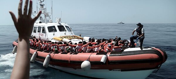 Мигранты на лодке в Средиземном море Мигранты на лодке в Средиземном море - Sputnik Беларусь