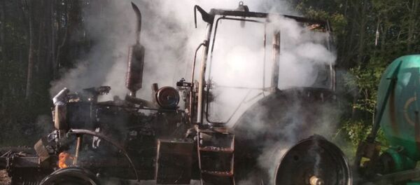 Пьяный тракторист сжег трактор во время движения - Sputnik Беларусь