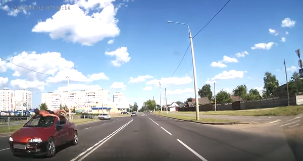 Мужчина в плавках проехал на крыше автомобиля в Рогачеве - Sputnik Беларусь