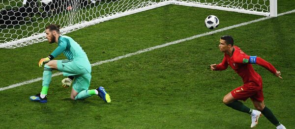 Криштиану Роналду (Португалия) забил гол в воротах сборной Испании Криштиану Роналду (Португалия) забил гол в воротах сборной Испании - Sputnik Беларусь