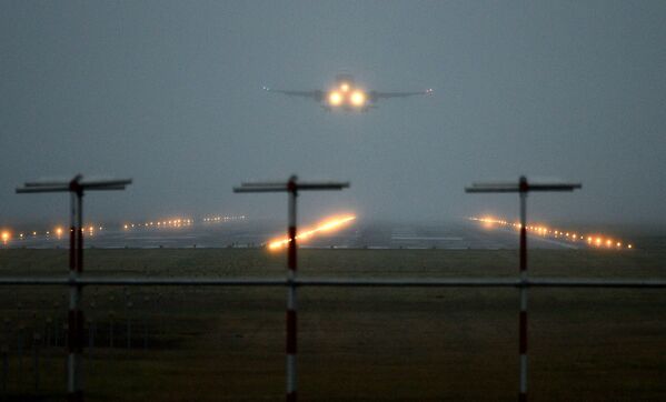 Эффектная посадка самолета в условиях тумана - Sputnik Беларусь