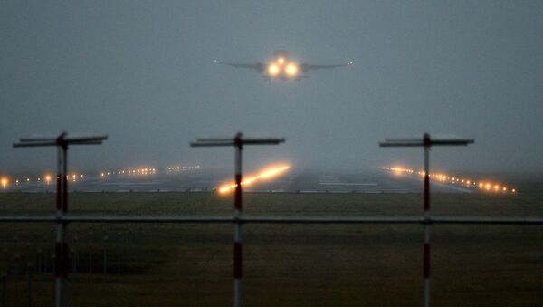 Эффектная посадка самолета в условиях тумана - Sputnik Беларусь