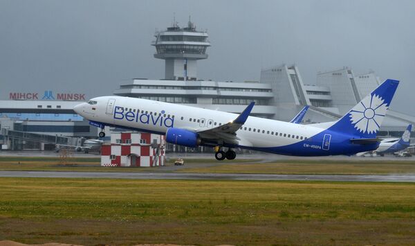 Самолет Belavia взлетает в Национальном аэропорту Минск - Sputnik Беларусь