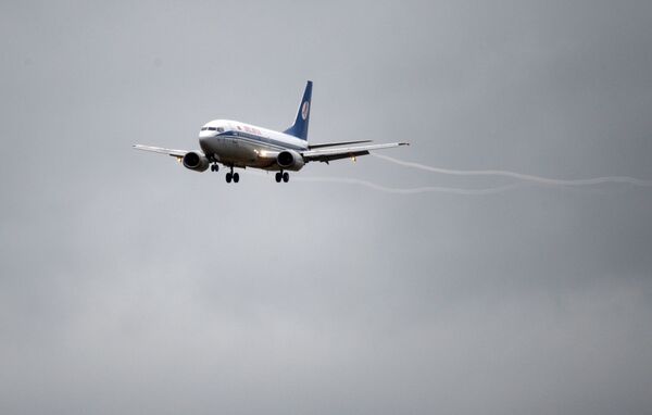 Самолет рассекает пасмурное небо над Минском - Sputnik Беларусь