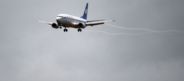 Самолет рассекает пасмурное небо над Минском - Sputnik Беларусь