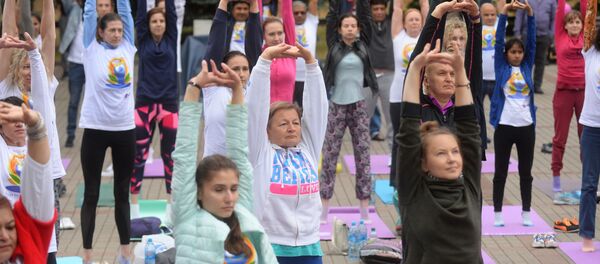 Массовое занятие йогой в парке Горького - Sputnik Беларусь