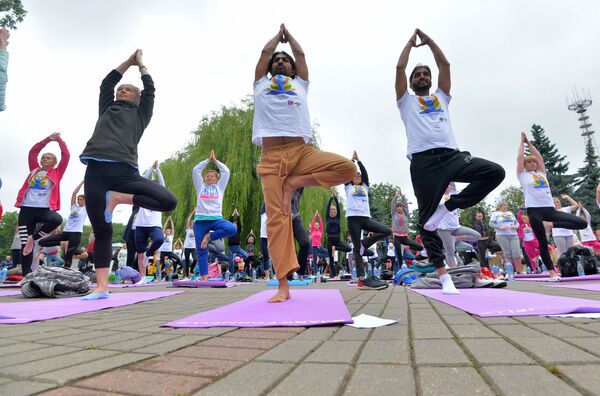 Массовое занятие йогой в парке Горького - Sputnik Беларусь