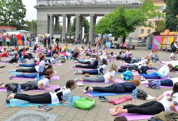 Массовое занятие йогой объединило минчан и подарило хорошее настроение - Sputnik Беларусь