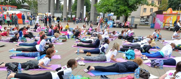 Массовое занятие йогой в Минске Массовое занятие йогой в Минске - Sputnik Беларусь