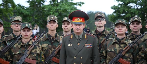 Министр обороны Беларуси Андрей Равков с новобранцами - Sputnik Беларусь