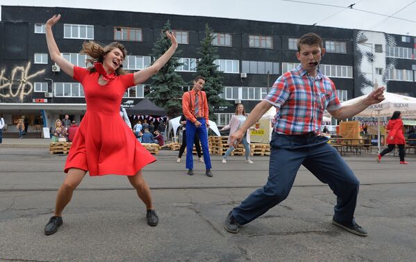 Гостей фестиваля активно приглашали потанцевать, многие соглашались и с удовольствием плясали. - Sputnik Беларусь