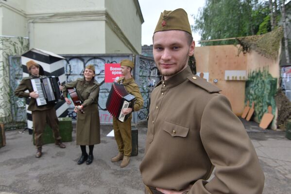 На Октябрьской можно было сфотографироваться с солдатами в форме времен ВОВ. - Sputnik Беларусь