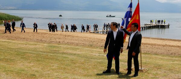 Министры иностранных дел Греции Никос Котзиас и бывшей югославской республики Македония Никола Димитров подписали в воскресенье соглашение о новом конституционном названии Македонии Министры иностранных дел Греции Никос Котзиас и бывшей югославской республики Македония Никола Димитров подписали в воскресенье соглашение о новом конституционном названии Македонии - Sputnik Беларусь