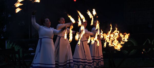 Дзяўчыны выконваюць агнявы танец з веерамі Дзяўчыны выконваюць агнявы танец з веерамі - Sputnik Беларусь