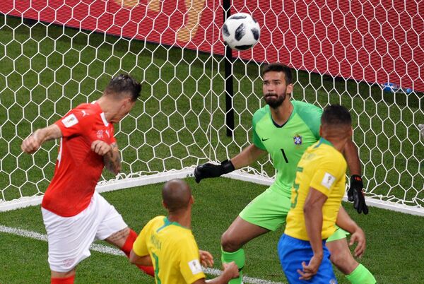 Слева: Стивен Цубер (Швейцария) и второй справа: вратарь Алисон (Бразилия) - Sputnik Беларусь