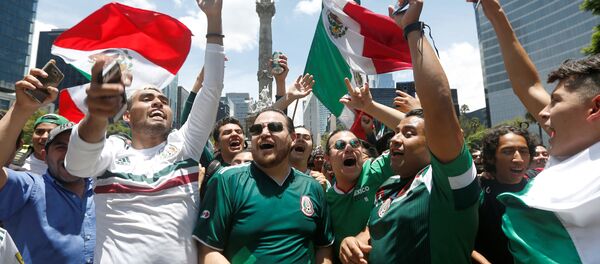 Мексиканцы празднуют победу над Германией в ЧМ-2018 Мексиканцы празднуют победу над Германией в ЧМ-2018 - Sputnik Беларусь