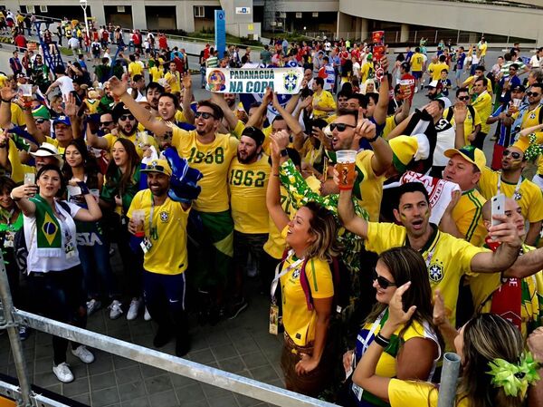 Бразильские болельщики перед матчем Бразилия - Швейцария - Sputnik Беларусь