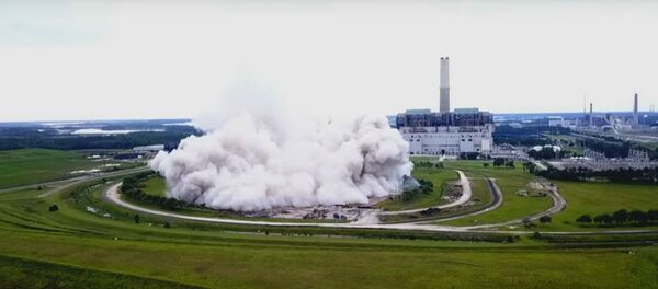 Взорвать за 10 секунд: как снесли две 140-метровые градирни во Флориде Взорвать за 10 секунд: как снесли две 140-метровые градирни во Флориде - Sputnik Беларусь