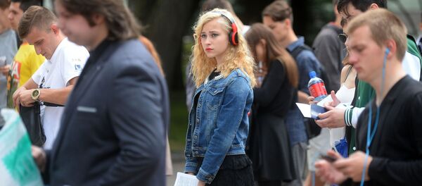 Выходзілі з дрыготкімі рукамі: абітурыенты распавялі пра ЦТ па матэматыцы Выходзілі з дрыготкімі рукамі: абітурыенты распавялі пра ЦТ па матэматыцы - Sputnik Беларусь