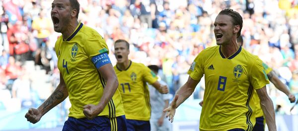 Андреас Гранквист (Швеция) и Альбин Экдаль (Швеция) радуются забитому пенальти - Sputnik Беларусь