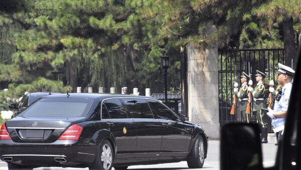 Автомобиль с Ким Чен Ыном въезжает в гостевой дом в Пекине - Sputnik Беларусь