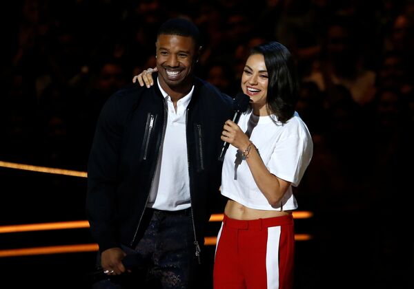 Награду Лучший злодей Майклу Б. Джордану (Эрик Киллмонгер, Черная пантера) вручила Мила Кунис - Sputnik Беларусь