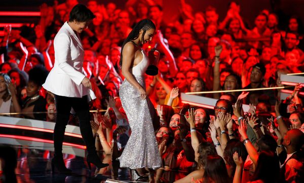 Ким Кардашьян с матерью стали главными звездами церемонии MTV Movie & TV Awards Ким Кардашьян с матерью стали главными звездами церемонии MTV Movie & TV Awards - Sputnik Беларусь