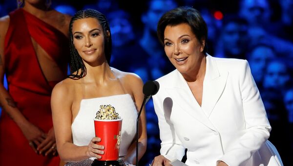 Ким Кардашьян с матерью получили приз за Лучшее реалити-шоу — Семейство Кардашьян (The Kardashians) - Sputnik Беларусь