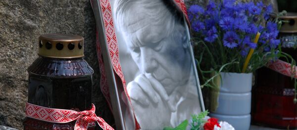 Могила Василя Быкова - Sputnik Беларусь