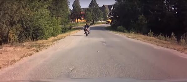 Пьяный рыбак врезался на мотоцикле в патрульную машину ГАИ, видео Пьяный рыбак врезался на мотоцикле в патрульную машину ГАИ, видео - Sputnik Беларусь