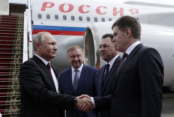 Президент РФ Владимир Путин во время встречи в аэропорту Минска - Sputnik Беларусь