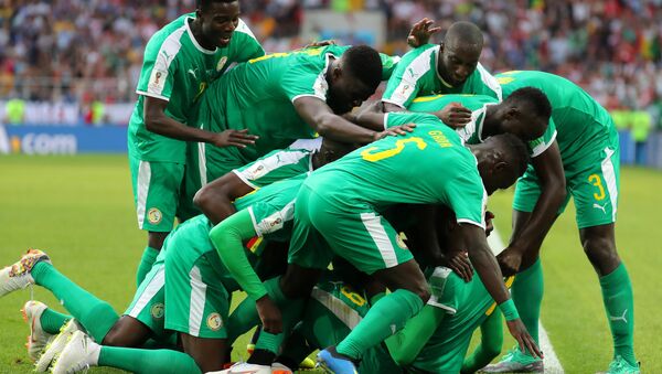 Игроки сборной Сенегала радуются забитому голу - Sputnik Беларусь