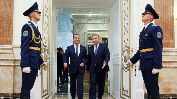 Председатель правительства РФ Дмитрий Медведев и премьер-министр Беларуси Андрей Кобяков перед заседанием Высшего Государственного Совета Союзного государства в Минске - Sputnik Беларусь