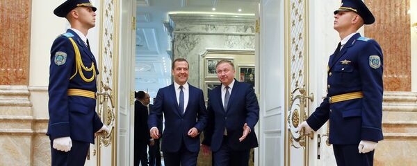 Председатель правительства РФ Дмитрий Медведев и премьер-министр Беларуси Андрей Кобяков перед заседанием Высшего Государственного Совета Союзного государства в Минске - Sputnik Беларусь