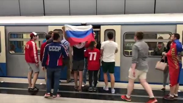 Болельщики сборной России празднуют победу на Египтом на ЧМ-2018, видео - Sputnik Беларусь