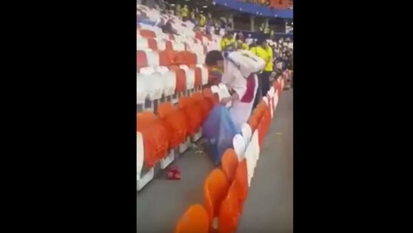 Японские болельщики убирает после себя стадион, видео - Sputnik Беларусь