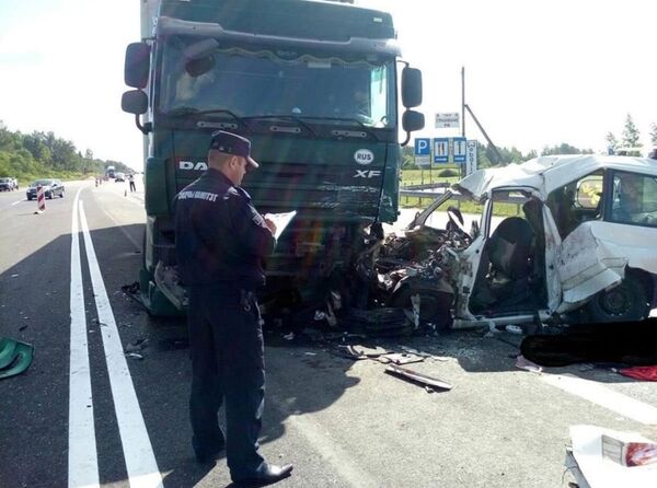 Водитель автомобиля Peugeot погиб после столкновения с фурой DAF - Sputnik Беларусь