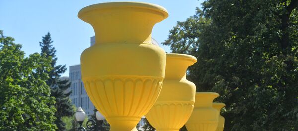 Желтые вазы на проспекте в Минске - Sputnik Беларусь