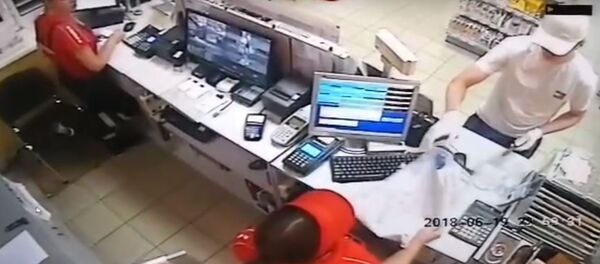 Мужчина с ножом ограбил АЗС в Витебске - Sputnik Беларусь