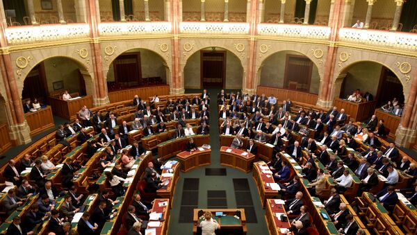 Члены венгерского правительства голосуют по пакету законопроектов Стоп Сорос - Sputnik Беларусь