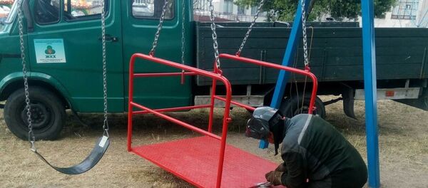 Ремонт качелей для детей-инвалидов - Sputnik Беларусь