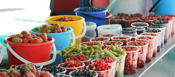 Чтобы правильно выбрать продукт, его надо трогать, нюхать, а если есть возможность, то и попробовать - Sputnik Беларусь