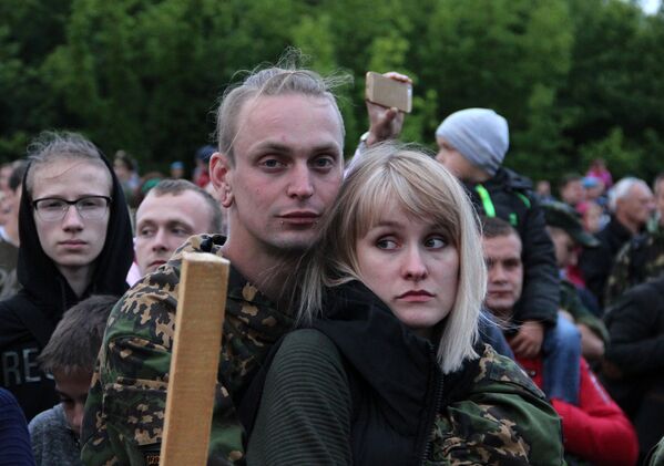 К концу солдаты по обе стороны разрядят оружие выстрелами в воздух и сфотографируются со зрителями, которые уже пришли в себя и осмелели. - Sputnik Беларусь