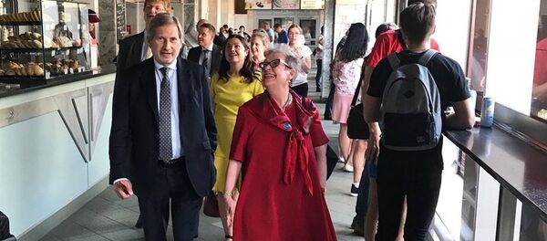 Еврокомиссар Йоханнес Хан и Андреа Виктоин в универсаме Центральный Еврокомиссар Йоханнес Хан и Андреа Виктоин в универсаме Центральный - Sputnik Беларусь